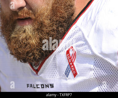 Atlanta Falcons center Joe Hawley (61) Trägt ein 9/11 Band auf seine Uniform während des zweiten Viertel gegen die Chicago Bears im Soldier Field am 11. September 2011 in Chicago. UPI/Brian Kersey Stockfoto