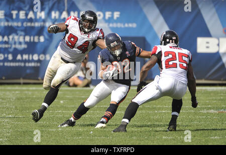 Atlanta Falcons defensiver Peria Jerry (94) und Defensive zurück William Moore (25), Chicago Bears zurück laufen Kahlil Bell (32) nach einem 18-Yard-Gewinn auf einen kurzen Pass im vierten Quartal mit dem Soldier Field am 11. September 2011 in Chicago. Das Spiel wurde wieder durch eine Holding Strafe genannt. Die Bären gewannen 30-12. UPI/Brian Kersey Stockfoto