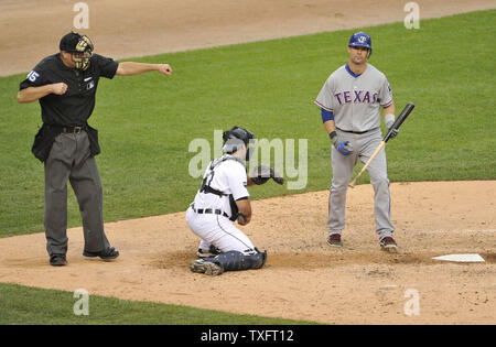 Texas Rangers' Michael Junge(R) Streiks wie Detroit Tiger catcher Alex Avila (C) den Ball und Schiedsrichter Jeff Nelson Signale, die während der fünften Inning von Spiel 5 der American League Championship Series am Comerica Park am 13. Oktober in Detroit, Michigan, 2011 hält. UPI/Brian Kersey Stockfoto