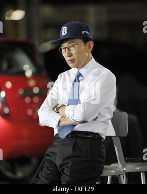 Republik Korea Präsident Lee Myung-bak hört als US-Präsident Barack Obama Adressen Mitarbeiter und Gäste am General Motors Orion Montagewerk am 14. Oktober in Lake Orion, Michigan 2011. UPI/Brian Kersey Stockfoto