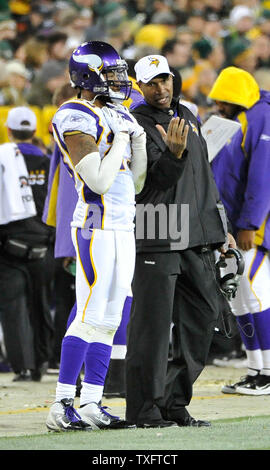 Minnesota Vikings Head Coach Leslie Frazier (R) Gespräche mit den Minnesota Vikings cornerback Cedric Griffin im dritten Quartal gegen die Green Bay Packers im Lambeau Field am 14. November 2011 in Green Bay, Wisconsin. Die Verpacker gewann 45-7. UPI/Brian Kersey Stockfoto