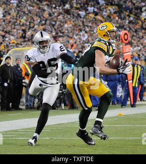 Green Bay Packers wide receiver Jordy Nelson (R) Hols in einem 37 Yard Touchdown pass wie Oakland Raiders cornerback Stanford Routt im zweiten Quartal Lambeau Field verteidigt am 11. Dezember in Green Bay, Wisconsin 2011. UPI/Brian Kersey Stockfoto