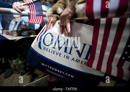 Ein Anhänger der republikanische Präsidentschaftskandidat Mitt Romney hält eine Kampagne Zeichen auf einer Kundgebung am 2. Januar 2012 in Dubuque, Iowa. Romney führt das Feld der republikanischen Präsidentenhopefuls in der Abfrage vor dem Dienstag Iowa Caucus. UPI/Brian Kersey Stockfoto