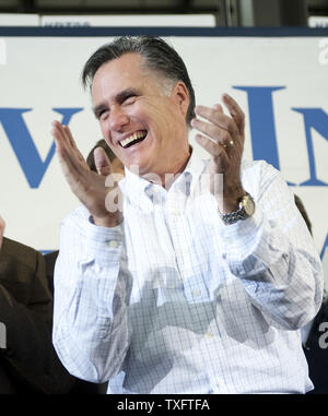 Der republikanische Präsidentschaftskandidat Mitt Romney klatscht bei einer Wahlkampfveranstaltung am 2. Januar 2012 in Dubuque, Iowa. Romney führt das Feld der republikanischen Präsidentenhopefuls in der Abfrage vor dem Dienstag Iowa Caucus. UPI/Brian Kersey Stockfoto