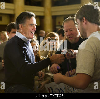 Der republikanische Präsidentschaftskandidat Mitt Romney grüßt Verfechter bei einer Wahlkampfveranstaltung am 3. Januar 2012 in Des Moines, Iowa. UPI/Brian Kersey Stockfoto