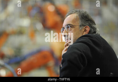 Chrysler Group Chairman und CEO Sergio Marchionne hört bei einer Veranstaltung im Montagewerk Belvidere von Chrysler am 2. Februar in Belvidere, Illinois 2012. Chrysler angekündigt Donnerstag, daß es 1800 Arbeitsplätze und eine dritte Mannschaft zur belvidere Anlage hinzufügen würde, von denen 500 wird speziell hinzugefügt werden, um die neuen Dodge Dart zu produzieren. UPI/Brian Kersey Stockfoto