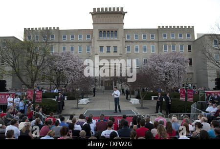 Der republikanische Präsidentschaftskandidat Mitt Romney spricht auf ein Town Hall Meeting an der Bradley Universität am 19. März in Peoria, Illinois 2012. Illinois Wähler zu den Urnen am 20. März für eine primäre Wahl. UPI/Brian Kersey Stockfoto