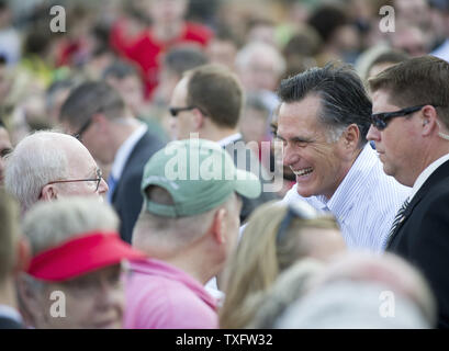 Der republikanische Präsidentschaftskandidat Mitt Romney grüßt Fans nach einem Town hall Meeting an der Bradley Universität am 19. März 2012 in Peoria, Illinois. Illinois Wähler zu den Urnen am 20. März für eine primäre Wahl. UPI/Brian Kersey Stockfoto