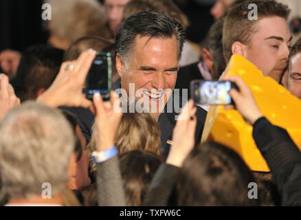 Der republikanische Präsidentschaftskandidat Mitt Romney grüßt Anhänger nach dem Sprechen auf der Kundgebung am 3. April 2012 in Milwaukee, Wisconsin. Wisconsin, zusammen mit der Maryland und Washington D.C. hielt ihre Vorwahlen am Dienstag. UPI/Brian Kersey Stockfoto