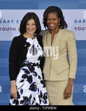 First Lady der USA Michelle Obama (R) stellt für Foto mit Sanja Musik Milanovic, Ehefrau von Zoran Milanovic, Premierminister von Kroatien, an der Gary Comer Jugendzentrum am 20. Mai in Chicago 2012. Obama begrüßt die Ehegatten der Staats- und Regierungschefs der NATO-Staaten auf einer Tour der Nachbarschaft Community Center. UPI/Brian Kersey Stockfoto