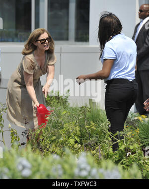 Valerie Trierweiler (L), inländischen Partner des französischen Präsidenten François Hollande Touren auf der Dachterrasse Garten am Gary Comer Jugendzentrum am 20. Mai in Chicago 2012. Trierweiler joined US-First Lady Michelle Obama und die Ehegatten von anderen Staats- und Regierungschefs der NATO-Staaten auf eine Tour durch das Werk im Süden von Chicago. UPI/Brian Kersey Stockfoto