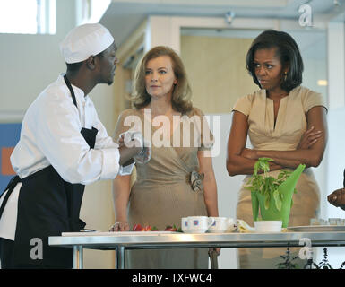 First Lady der USA Michelle Obama (R) und Valerie Trierweiler (C), inländische Partner des französischen Präsidenten François Hollande talkswith Kulinarische student Airrishaun Sykes am Gary Comer Jugendzentrum am 20. Mai 2012 in Chicago. UPI/Brian Kersey Stockfoto