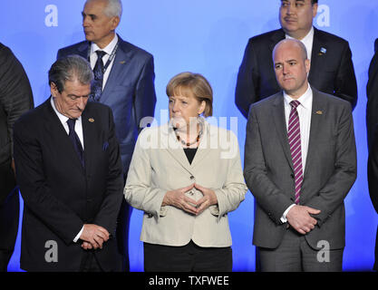 Albanischen Präsidenten Bamir Topi (L-R), Bundeskanzlerin Angela Merkel und der schwedische Premierminister Fredrik Reinfeldt melden Sie Führer der Nationen in der International Security Assistance Force Meeting teilnehmenden auf Afghanistan für ein Gruppenfoto auf dem NATO-Gipfel 2012 am 21. Mai 2012 in Chicago. UPI/Brian Kersey Stockfoto