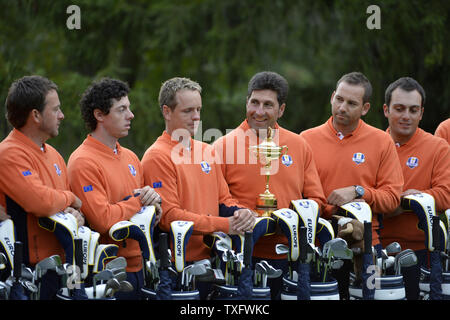 Das Europäische Team Mitglieder Graeme McDowell von Nordirland (L-R), Rory McIlroy von Nordirland, Luke Donald von England, Team Captain Jose Maria Olazabal von Spanien, Sergio Garcia von Spanien und Francesco Molinari von Italien für Fotos vor dem Start der 39th Ryder Schale bei Medinah Country Club am Dienstag, 25. September 2012 in Medinah, Illinois darstellen. Ryder Schale spielen beginnt Freitag. UPI/Brian Kersey Stockfoto