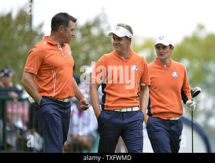 Europäische Mannschaftskameraden Lee Westwood, Luke Donald und Justin Rose, alle von England bis die erste Fahrrinne während der Praxis zu Fuß für die 39 Ryder Schale bei Medinah Country Club am Dienstag, 25. September 2012 in Medinah, Illinois. Ryder Cup Turnier beginnt Freitag. UPI/Brian Kersey Stockfoto