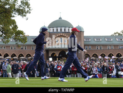 Das Team USA Jim Furyk (L) und Brandt Snedeker gehen bis die erste Bohrung am 39th Ryder Schale bei Medinah Country Club am 28. September 2012 in Medinah, Illinois. Furyk und Snedeker verloren ihre Übereinstimmung mit dem Team Europa Rory McIlroy und Graeme McDowell, sowohl von Nordirland. UPI/Brian Kersey Stockfoto