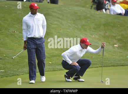 Das Team USA Tiger Woods (L) und Teamkollege Steve Stricker Line up Ihre Schläge am 39th Ryder Schale bei Medinah Country Club am 28. September 2012 in Medinah, Illinois. UPI/Brian Kersey Stockfoto