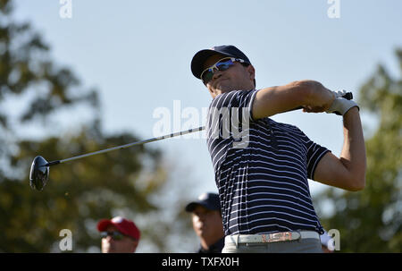Das Team USA Zach Johnson zweigt weg auf der neunten Loch am 39th Ryder Schale bei Medinah Country Club am 29. September 2012 in Medinah, Illinois. Nach dem zweiten Tag der Vereinigten Staaten spielen führt Europa 10-6 und muss 4 1/2 Punkte in der letzten Runde der Ryder Cup zu gewinnen. UPI/Brian Kersey Stockfoto