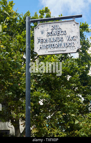 Historische Straßenschilder und Gebüsch in Santana, Madeira, Portugal, Europäische Union Stockfoto