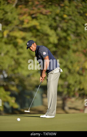 Das Team USA Tiger Woods Schläge für Birdie auf der 12 Loch an der 39th Ryder Schale bei Medinah Country Club am 29. September 2012 in Medinah, Illinois. Holz vermißte den Schlag. Nach dem zweiten Tag der Vereinigten Staaten spielen führt Europa 10-6 und muss 4 1/2 Punkte in der letzten Runde der Ryder Cup zu gewinnen. UPI/Brian Kersey Stockfoto