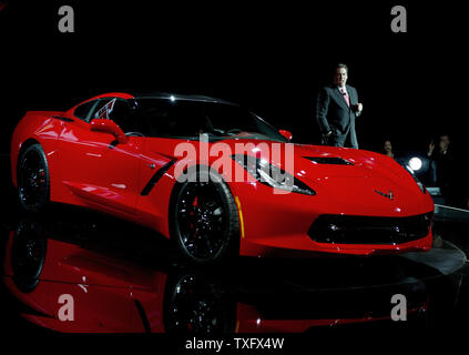 Mark Reuss, Präsident von General Motors North America, stellt die 2014 Chevrolet Corvette Stingray während einer Vorschau Veranstaltung vor der 2014 North American International Auto Show in Detroit am 13. Januar 2013. Die neue Corvette die leistungsstärksten Standard Modell mit 450 PS und 450 lb.-ft. festziehen. UPI/Brian Kersey Stockfoto