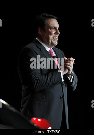 Mark Reuss, Präsident von General Motors North America, stellt die 2014 Chevrolet Corvette Stingray während einer Vorschau Veranstaltung vor der 2014 North American International Auto Show in Detroit am 13. Januar 2013. Die neue Corvette die leistungsstärksten Standard Modell mit 450 PS und 450 lb.-ft. festziehen. UPI/Brian Kersey Stockfoto