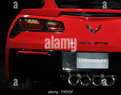 General Motors stellt die 2014 Chevrolet Corvette Stingray während einer Vorschau Veranstaltung vor der 2014 North American International Auto Show in Detroit am 13. Januar 2013. Die neue Corvette die leistungsstärksten Standard Modell mit 450 PS und 450 lb.-ft. festziehen. UPI/Brian Kersey Stockfoto