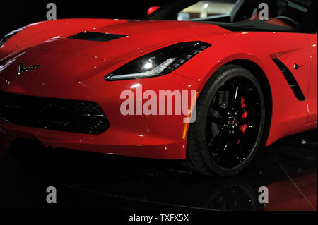General Motors stellt die 2014 Chevrolet Corvette Stingray während einer Vorschau Veranstaltung vor der 2014 North American International Auto Show in Detroit am 13. Januar 2013. Die neue Corvette die leistungsstärksten Standard Modell mit 450 PS und 450 lb.-ft. festziehen. UPI/Brian Kersey Stockfoto