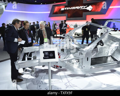 Medien Mitglieder überprüfen Sie aus dem Rahmen des 2014 Chevrolet Corvette Stingray auf der 2013 North American International Auto Show in Detroit am 14. Januar 2013. UPI/Brian Kersey Stockfoto