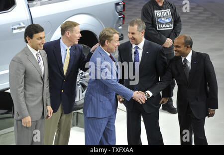 Ford Motor Company COO Mark Fields (L-R), Präsident und CEO Alan Mulally, Executive Chairman William Clay Ford Jr., Group Vice President Joe Hinrichs und Group Vice President Raj Nair posieren für Fotos auf der 2013 North American International Auto Show in Detroit am 15. Januar 2013. UPI/Brian Kersey Stockfoto