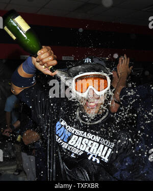 Tampa Bay Rays Shortstop Yunel Escobar sprays Champagner auf seinem Gesicht, als er mit seiner Mannschaft nach einem Sieg gegen die Cleveland Indians 4-0 der amerikanischen Liga Wildcard Endspiel an Progressive Field in Cleveland am 2. Oktober 2013 zu gewinnen feiert. Die Strahlen voraus die Boston Red Sox in der American League Division Series zu Gesicht. UPI/Brian Kersey Stockfoto