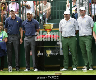 United States Team Mitglieder Matt Kuchar (L-R) und Tiger Woods und internationales Team Mitglieder Angel Cabrera und Marc Leishman posieren für ein Foto mit dem Präsidenten Cup auf den ersten T-Stück Kasten an den Präsidenten Cup 2013 in Muirfield Village Golf Club in Dublin, Ohio am 3. Oktober 2013. UPI/Brian Kersey Stockfoto