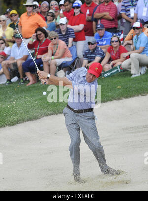 United States Team Mitglied Phil Mickelson Späne aus einem grünen Seite Bunker und auf die ersten Grün während der zweiten Runde zu viert Konkurrenz gegen die internationale Mannschaft an den Präsidenten Cup 2013 in Muirfield Village Golf Club in Dublin, Ohio am 4. Oktober 2013. UPI/Brian Kersey Stockfoto