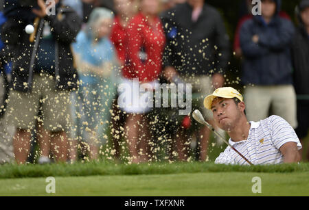 Internationales Team Mitglied Hideki Matsuyama in Japan Chips aus dem Bunker und auf dem achten Grün in der dritten Runde 4-ball Wettbewerb gegen die Vereinigten Staaten von Amerika Team an den Präsidenten Cup 2013 in Muirfield Village Golf Club in Dublin, Ohio am 5. Oktober 2013. UPI/Brian Kersey Stockfoto