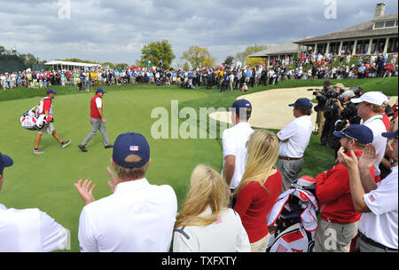 United States Team jubeln für Phil Mickelson als er geht bis zum 18. grün, nachdem die Mannschaft einen Sieg gegen das Internationale Team während der fünften Runde geklammert hatte Konkurrenz singles an den Präsidenten Cup 2013 in Muirfield Village Golf Club in Dublin, Ohio am 6. Oktober 2013. In den Vereinigten Staaten besiegt das internationale Team von 18,5 bis 15,5 die Präsidenten Cup zu bewahren. UPI/Brian Kersey Stockfoto