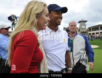 United States Team Mitglied Tiger Woods (R) und seine Freundin Lindsey Vonn Lächeln, als sie stehen auf dem 18 Grün nach Holz gewann sein Match gegen den Internationalen Teammitglied Richard Sterne von Südafrika 1 - bis ein US-Sieg Konkurrenz singles an den Präsidenten Cup 2013 in Muirfield Village Golf Club in Dublin, Ohio am 6. Oktober 2013 in der fünften Runde zu klammern. In den Vereinigten Staaten besiegt das internationale Team von 18,5 bis 15,5 die Präsidenten Cup zu bewahren. UPI/Brian Kersey Stockfoto