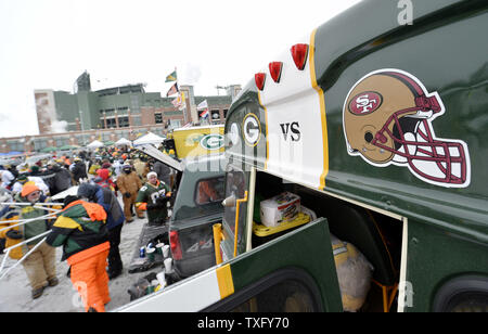 Green Bay Packers fans Heckklappe, bevor die NFC Wildcard Endspiel gegen die San Francisco 49ers im Lambeau Field in Green Bay, Wisconsin am 5. Januar 2014. UPI/Brian Kersey Stockfoto