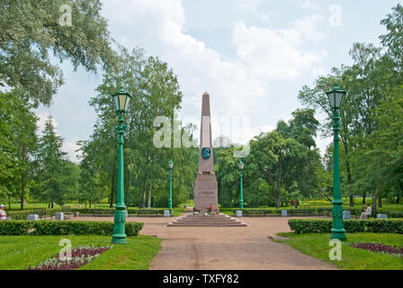 SAINT-Petersburg, Russland - Juni 7, 2019: An die Stelle der tödlichen Duell des russischen Dichters Alexander Puschkin. Obelisk mit einem Flachrelief des Dichters Stockfoto