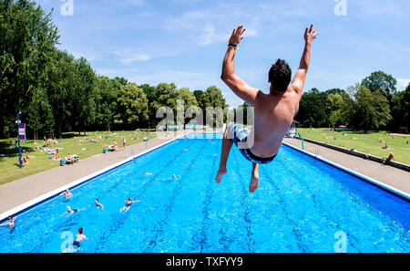 Hannover, Deutschland. 24. Juni, 2019. Ein junger Mann springt in ein Schwimmbad im Stadtteil Kleefeld, in Niedersachsen. Credit: Hauke-Christian Dittrich/dpa/Alamy leben Nachrichten Stockfoto