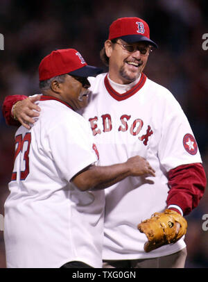 Pensionierte Krug Luis Tiant und Hall of Fame Catcher Carlton Fisk, der 1975 Boston Red Sox Team, auf dem Pitching Umarmung, nach dem Werfen und Fangen den ersten Pitch, wie die Boston Red Sox die New York Yankees, Gesicht in Spiel 4 der American League Championship Series, am Fenway Park, Montag, Oktober 13, 2003 (UPI/STEVEN E. FRISCHLING) Stockfoto