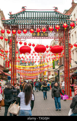 LONDON, UK, 24. JANUAR 2011: Gerrard Street in Londons Chinatown mit chinesischen Laternen dekoriert für Feiern der Chinesischen Neue Jahr Stockfoto