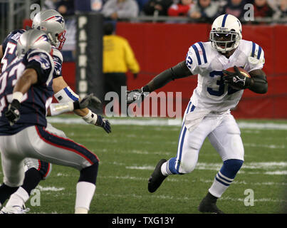 Indianapolis Colts zurück laufen Edgerrin James den Ball gegen die New England Patriots im Gillette Stadium in Foxboro, Massachusetts läuft am 7. November 2005. (UPI Foto/Katie McMahon) Stockfoto