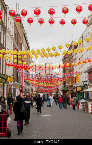 LONDON, UK, 24. JANUAR 2011: Gerrard Street in Londons Chinatown mit chinesischen Laternen dekoriert für Feiern der Chinesischen Neue Jahr Stockfoto