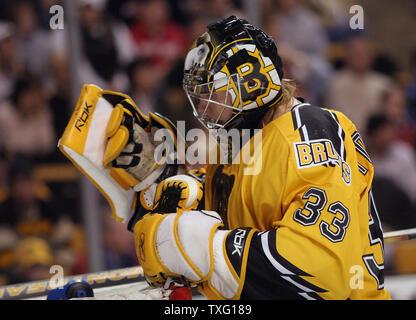 Boston Bruins goalie Hannu Toivonen passt seine Gang nach dem ersten Tor durch Ottawa Senators rechten Flügel Chris Neil während des zweiten Zeitraums im TD Banknorth Garden in Boston, am 5. Januar 2006. Die Bruins gewann das Spiel 4-2. (UPI Foto/Katie McMahon) Stockfoto