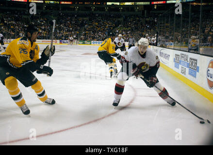 Ottawa Senators rechten Flügel Dany Heatley bringt den Puck auf dem Eis wie Boston Bruins defenseman Hal Gill jagt ihn unten an der TD Banknorth Garden in Boston, am 5. Januar 2006. Die Bruins gewann das Spiel 4-2. (UPI Foto/Katie McMahon) Stockfoto