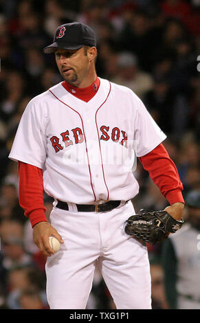 Boston Red Sox Pitcher Tim Wakefield reagiert nach einem Home Run schlug durch Tampa Bay Devil Rays Designated Hitter Jonny Gomes am Fenway Park in Boston am 20. April 2006. Tampa Bay gewann das Spiel 5-1. (UPI Foto/Katie McMahon) Stockfoto