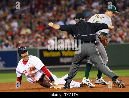 Boston Red Sox Mittelfeldspieler sieht die zweite Unterseite Schiedsrichter Mike Reilly für den Anruf als er sicher die zweite Basis gegen Oakland Athletics zweiter Basisspieler Mark Ellis im siebten Inning stiehlt am Fenway Park in Boston am 13. Juli 2006. (UPI Foto/Katie McMahon) Stockfoto