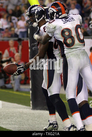 Denver Broncos wide receiver Rod Smith Umarmungen wide receiver Javon nach seinem Touchdown catch im zweiten Viertel gegen die New England Patriots im Gillette Stadium in Foxboro, Massachusetts am 24. September 2006. (UPI Foto/Katie McMahon) Stockfoto