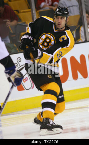 Boston Bruins Verteidiger Zdeno Chara der Slowakei nimmt einen Schuß auf Tampa Bay Lightning goalie Marc Denis an der TD Banknorth Garden am 30. November 2006. (UPI Foto/Katie McMahon) Stockfoto