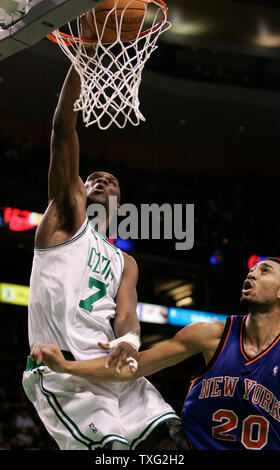 Boston Celtics vorwärts Al Jefferson (7) Kerben zwei Punkte vor New York Knicks FORWARD Jared Jeffries (20) in der zweiten Hälfte an der TD BankNorth Garden in Boston, am 28. Februar 2007. Die Celtics ging auf die Knicks 102-94 zu besiegen. (UPI Foto/Matthew Healey) Stockfoto